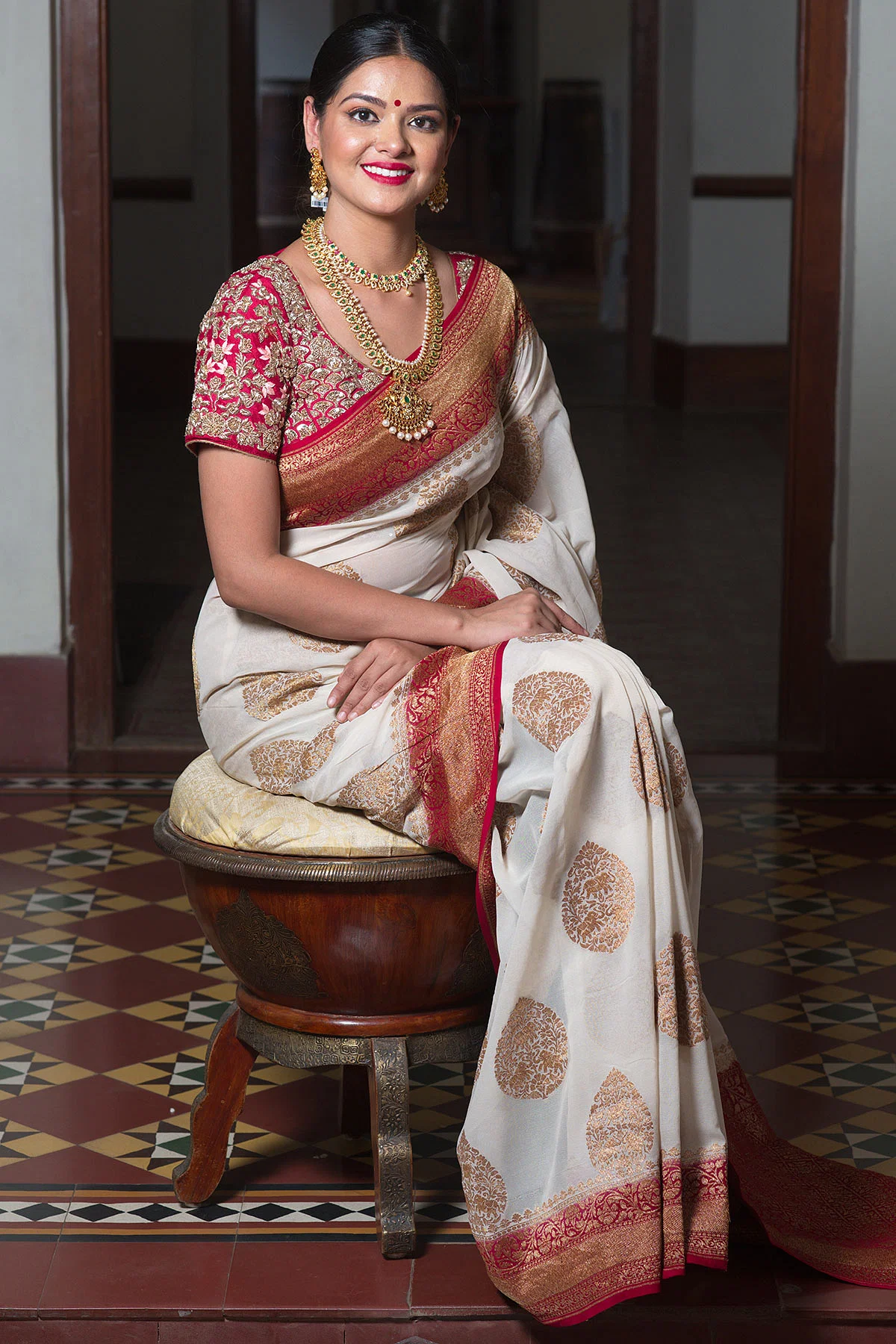 indian women wear white kolkata saree